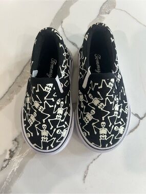 NWOT Toddler Glow In The Dark Shoes! 💀